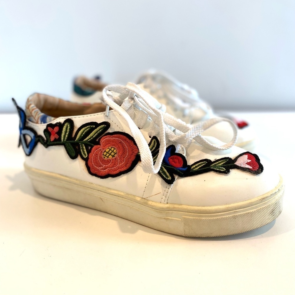 White Embroidered Floral Sneakers Multicolor Flower Detail Size 6 Casual Shoe